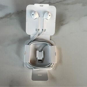 Apple Wired Earbuds with Lightning Connector-New-in factory packaging-never used
